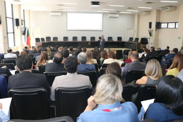 Auditório em João Pessoa com autoridades do MP Eleitoral e TRE-PB durante capacitação sobre eleições 2026.