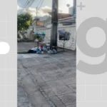 Rua em João Pessoa com grande quantidade de lixo acumulado e descarte irregular.