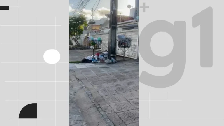 Rua em João Pessoa com grande quantidade de lixo acumulado e descarte irregular.