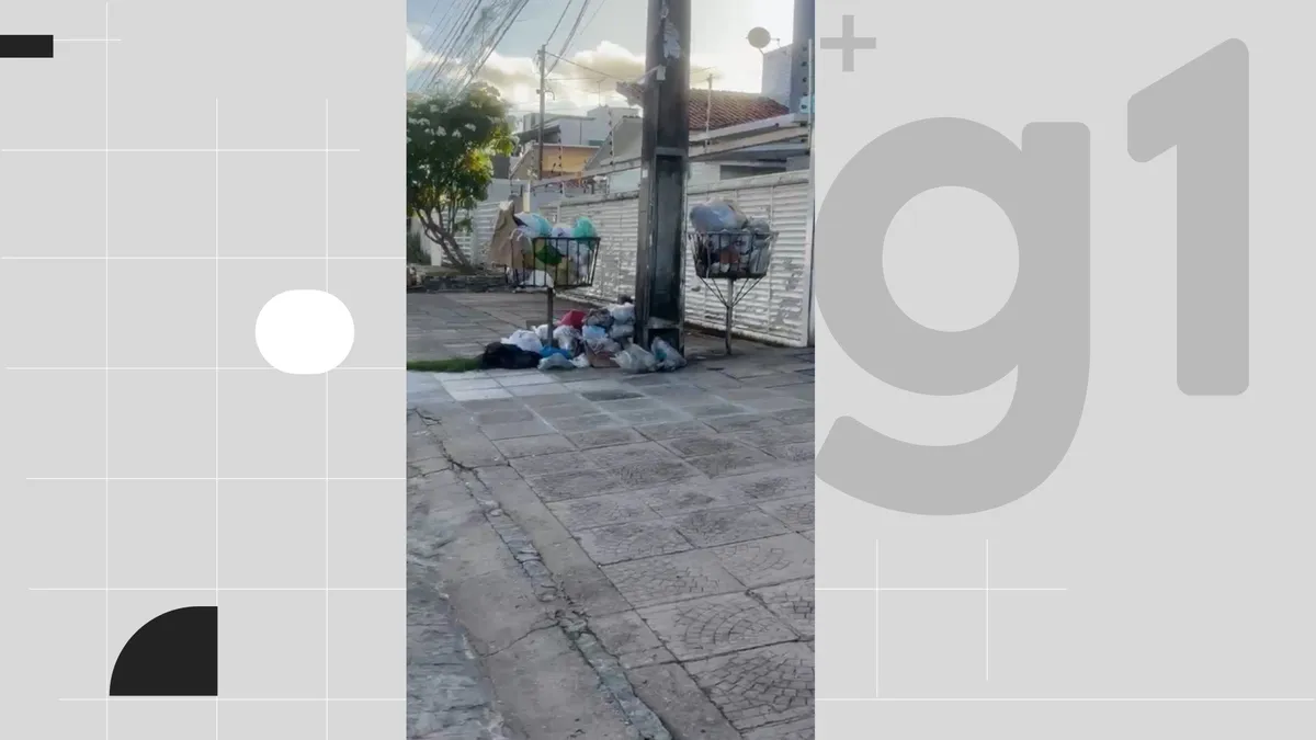 Rua em João Pessoa com grande quantidade de lixo acumulado e descarte irregular.