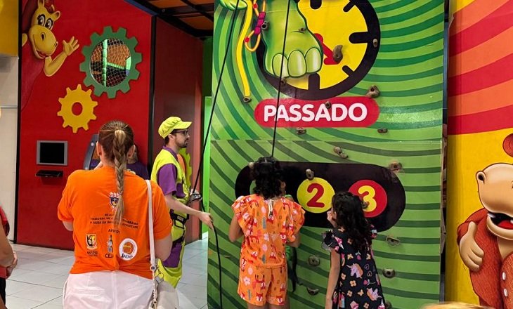 Promotor de justiça do MPPB trabalhando em escritório dedicado à proteção de dados