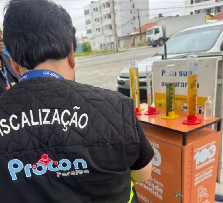 Fiscal do Procon-PB realiza teste de densidade de combustível em um posto