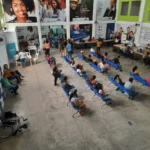 Pessoas aguardando atendimento no Sine de Campina Grande em busca de vagas de emprego.