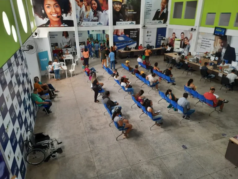 Pessoas aguardando atendimento no Sine de Campina Grande em busca de vagas de emprego.