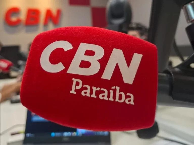 Microfone da CBN em evento de cobertura política para as eleições 2026 na Paraíba