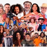 Multidão celebra festa junina com música e dança em praça pública na Paraíba.