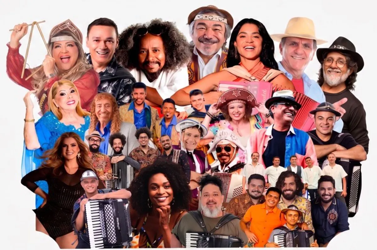 Multidão celebra festa junina com música e dança em praça pública na Paraíba.