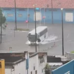 Rodovia estadual na Paraíba interditada e parcialmente submersa após chuvas intensas