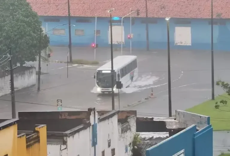 Rodovia estadual na Paraíba interditada e parcialmente submersa após chuvas intensas