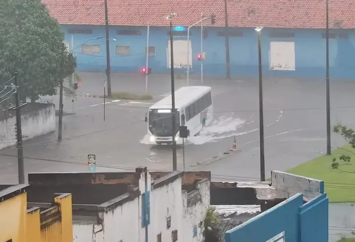 Rodovia estadual na Paraíba interditada e parcialmente submersa após chuvas intensas
