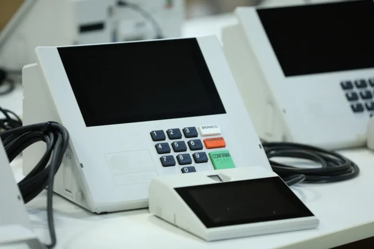 Servidores e técnicos do TRE-PB e TSE em testes de sistemas de candidatura em João Pessoa