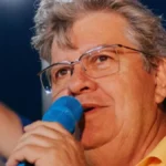 João Azevêdo, ex-governador da Paraíba, sorrindo e acenando em um evento