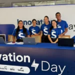 Palestrantes em palco durante evento de inovação com público engajado em João Pessoa