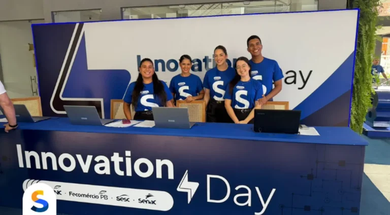 Palestrantes em palco durante evento de inovação com público engajado em João Pessoa