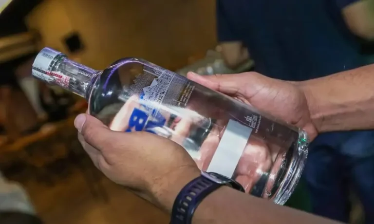 Agente do Procon-PB fiscaliza bebidas com kit de detecção de metanol durante o São João na Paraíba.