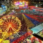 Multidão celebra o São João em Campina Grande com danças e luzes.