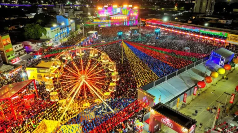 Multidão celebra o São João em Campina Grande com danças e luzes.