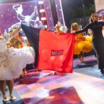 Evento 'São João da Paraíba no Planalto' em Brasília com apresentação de quadrilha junina e público atento, incluindo autoridades.