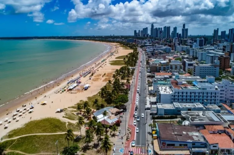 Pessoas caminhando e desfrutando de uma área verde urbana em João Pessoa, Paraíba, simbolizando a qualidade de vida e bem-estar.