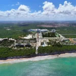 Orla de João Pessoa, Paraíba, com praia e mar azul em dia ensolarado.