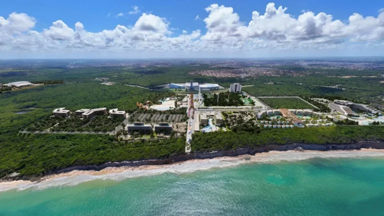 Orla de João Pessoa, Paraíba, com praia e mar azul em dia ensolarado.