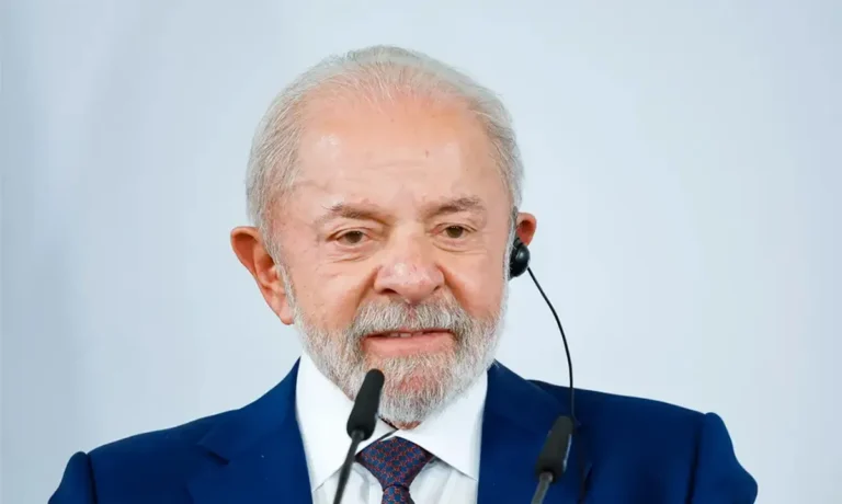 Governador Lucas Ribeiro anunciando convite a Lula para o São João de Campina Grande