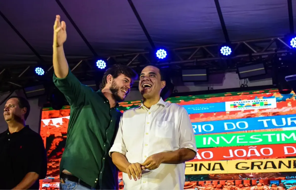 Multidão celebra festa junina na Paraíba com palco iluminado e bandeirinhas.