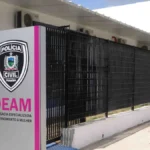 Policial da Patrulha Maria da Penha oferece apoio a uma mulher