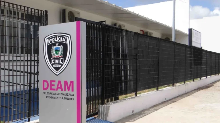 Policial da Patrulha Maria da Penha oferece apoio a uma mulher