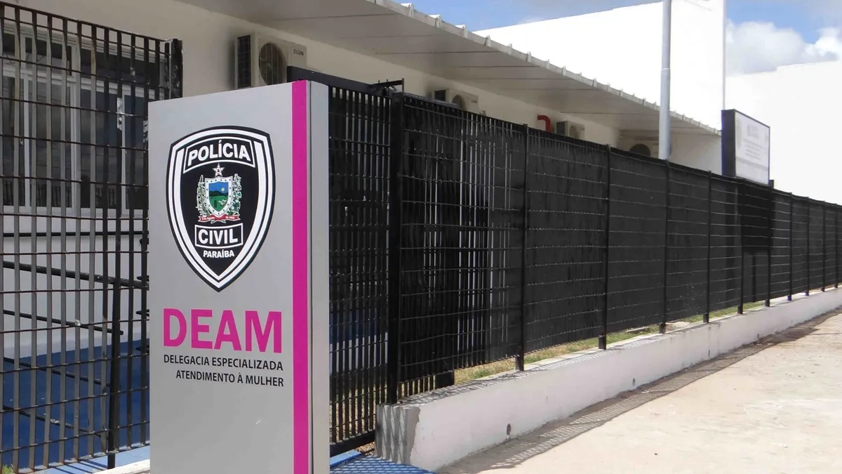 Policial da Patrulha Maria da Penha oferece apoio a uma mulher