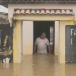 População da Paraíba afetada por fortes chuvas sendo resgatada e recebendo assistência em abrigos.