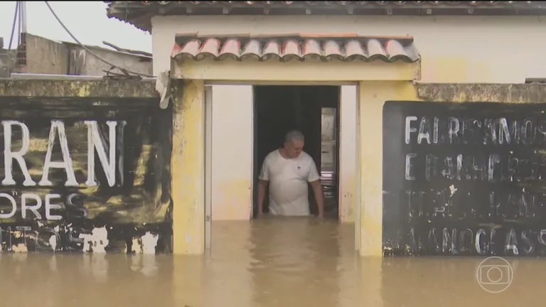 População da Paraíba afetada por fortes chuvas sendo resgatada e recebendo assistência em abrigos.