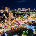 Parque do Povo em Campina Grande durante o São João, com a pirâmide decorada e a área expandida integrada ao Parque Evaldo Cruz.