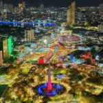 Multidão no Parque do Povo em Campina Grande assistindo a um jogo da Seleção Brasileira em telão de LED durante o São João