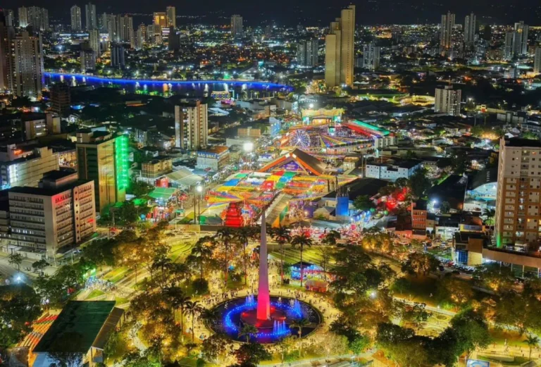 Multidão no Parque do Povo em Campina Grande assistindo a um jogo da Seleção Brasileira em telão de LED durante o São João