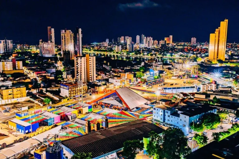 Espaço 'Saída Delas' no Parque do Povo durante o Maior São João do Mundo, oferecendo segurança e atendimento às mulheres.