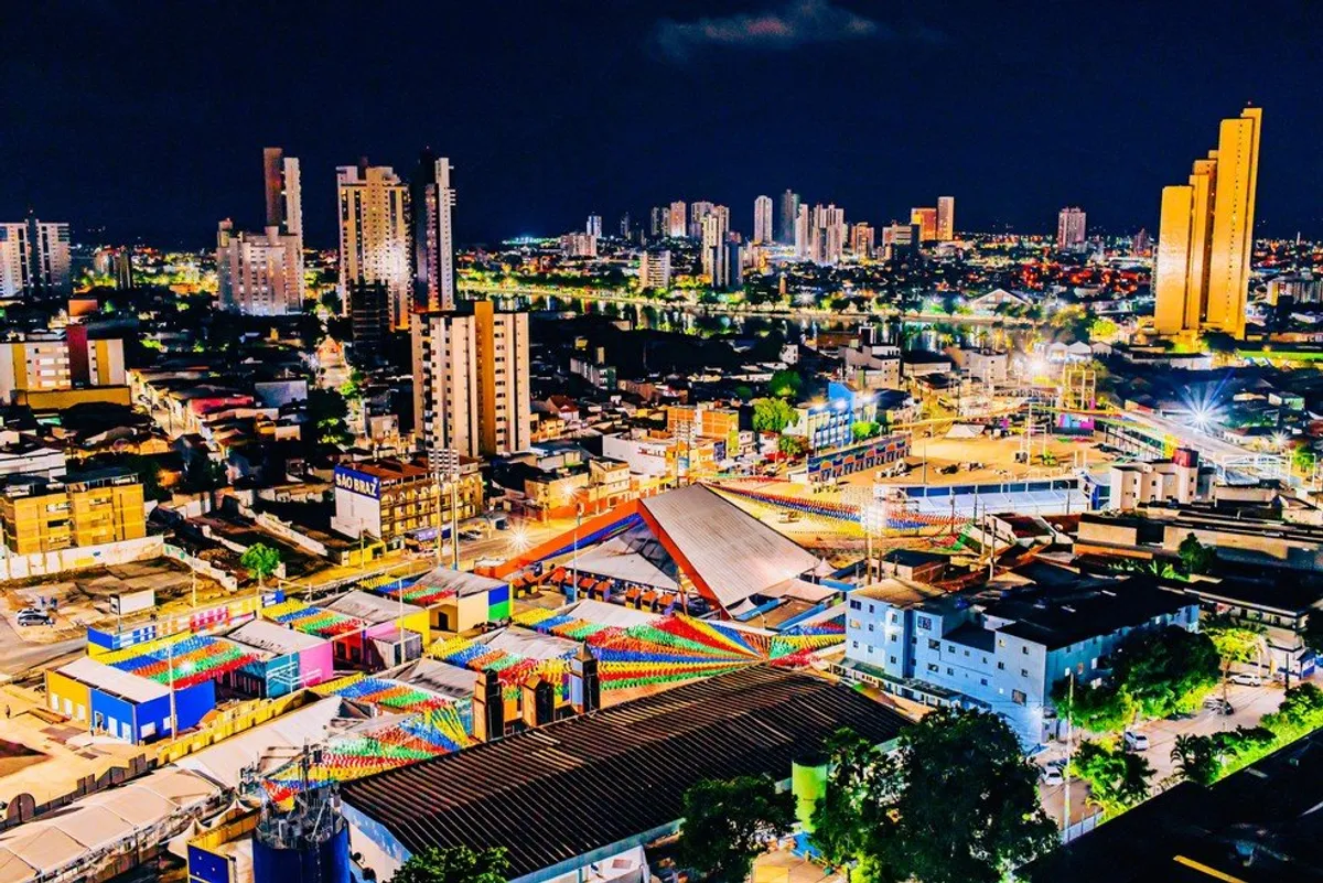 Espaço 'Saída Delas' no Parque do Povo durante o Maior São João do Mundo, oferecendo segurança e atendimento às mulheres.