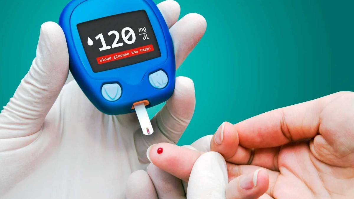Professora auxilia aluno com diabetes a medir glicemia em sala de aula em João Pessoa.