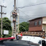 Câmera de monitoramento clandestina do tráfico instalada em poste de energia em João Pessoa.
