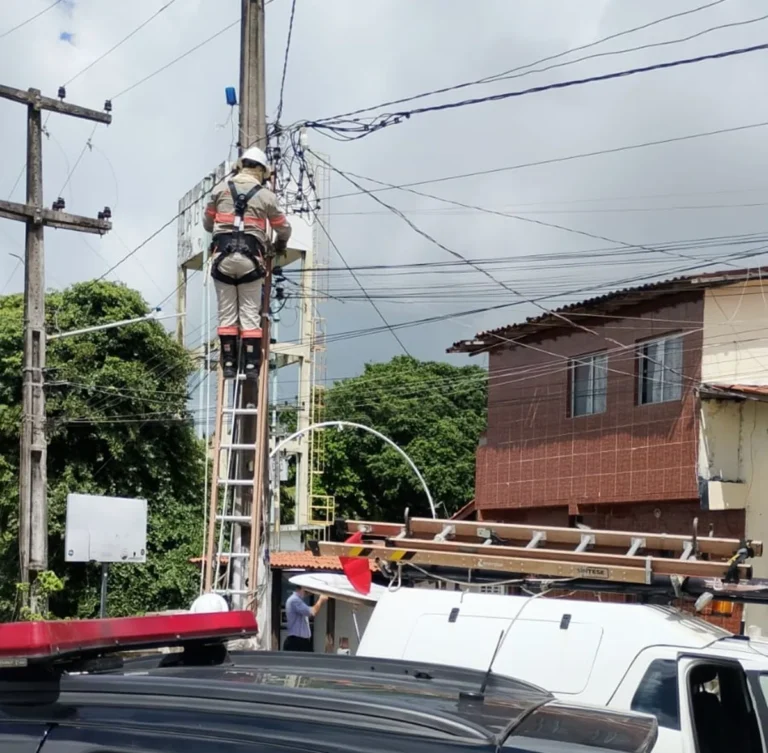 Câmera de monitoramento clandestina do tráfico instalada em poste de energia em João Pessoa.