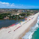 Sinalização de praia imprópria para banho em trecho do litoral da Paraíba.