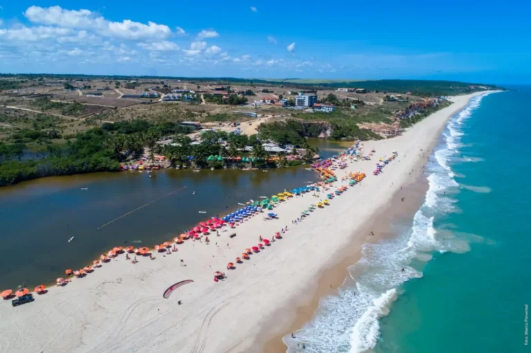 Sinalização de praia imprópria para banho em trecho do litoral da Paraíba.