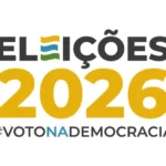 Mão segurando título de eleitor com calendário desfocado ao fundo, marcando a data de 6 de maio.