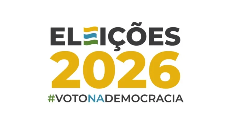 Mão segurando título de eleitor com calendário desfocado ao fundo, marcando a data de 6 de maio.