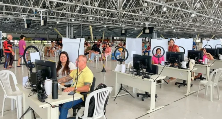 Pessoas em fila para regularizar título eleitoral em centro de atendimento
