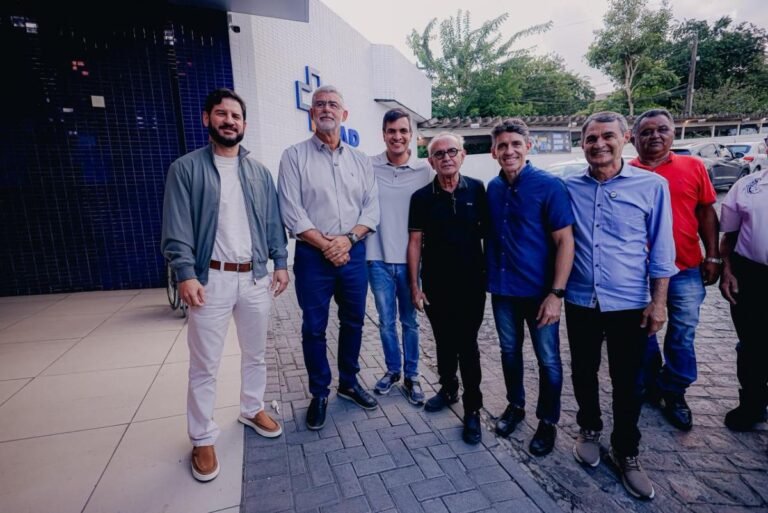 Cícero Lucena e Diogo Cunha Lima visitam hospital em Campina Grande e se comprometem com a saúde regional.