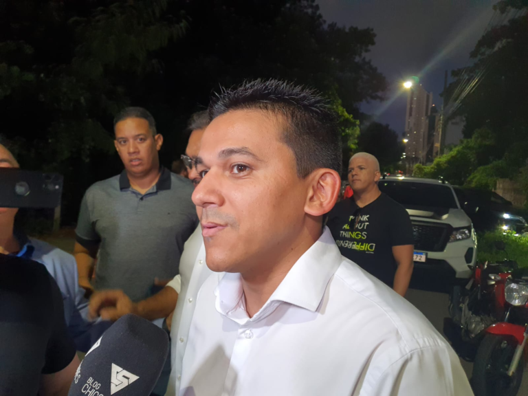 Rua alagada em Santa Rita com casas danificadas após fortes chuvas.