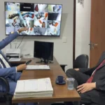 Agentes do Procon inspecionando bebidas em festa junina na Paraíba