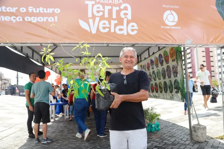 Pessoas participando do projeto Paraíba Terra Verde em João Pessoa, trocando garrafas PET por mudas de plantas.