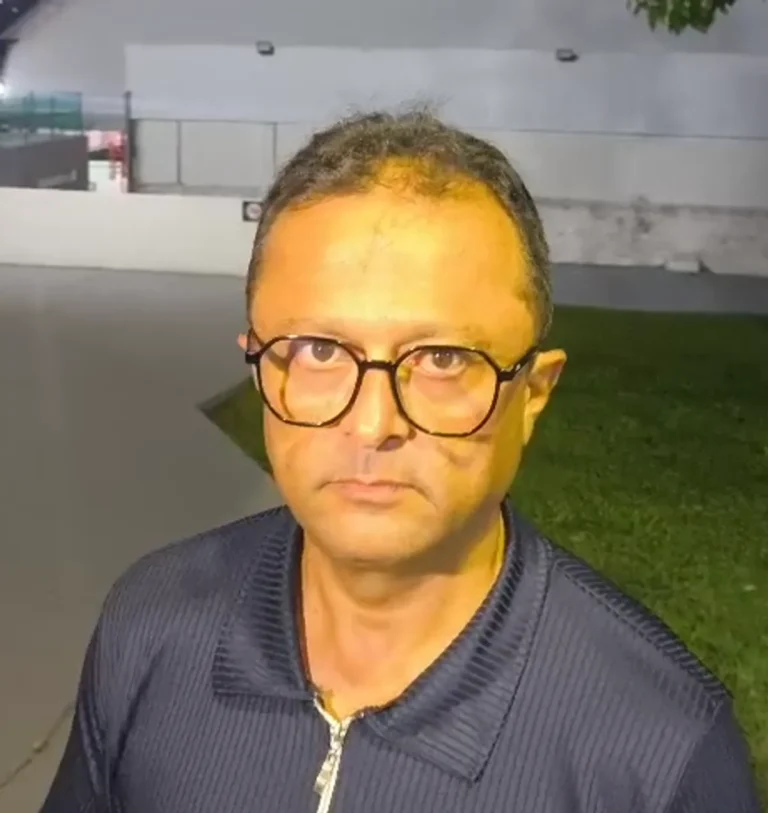 Membros do PT discutindo em reunião para definir apoio a candidatura em 2026.
